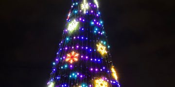 FOTO-VIDEO /Spectacol cu lasere la Târgoviște! Primăria Târgoviște a dat startul sărbătorilor de iarnă!