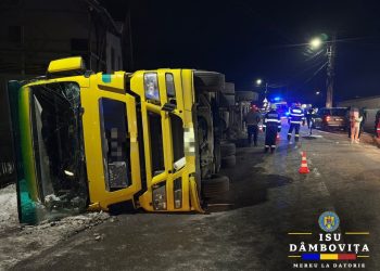 La Moroieni un autocamion s-a răsturnat în afara părții carosabile