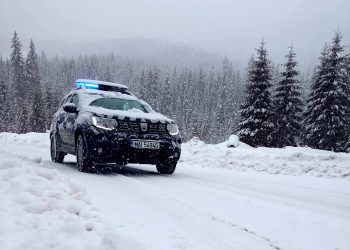 Turiști bucureșteni ajutați de jandarmii montani dâmbovițeni