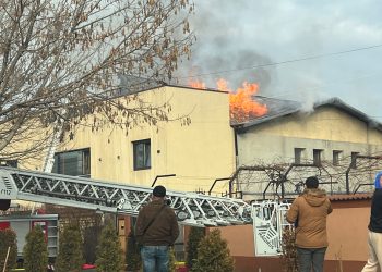 FOTO – Intervenție în cazul unui incendiu la o casă în municipiul Târgoviște, bulevardul Eroilor.