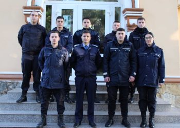 Opt elevi jandarmi în stagiul de practică la Jandarmeria Dâmboviţa