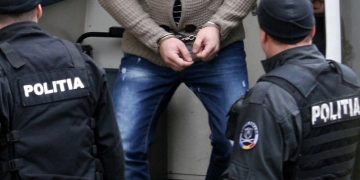 Cercetat de polițiști într-un dosar penal întocmit pentru proxenetism, amenințare și încălcarea unui ordin de protecție