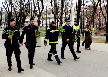 Flori și zâmbete oferite de structurile MAI, cu ocazia zilei de 8 Martie