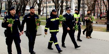 Flori și zâmbete oferite de structurile MAI, cu ocazia zilei de 8 Martie