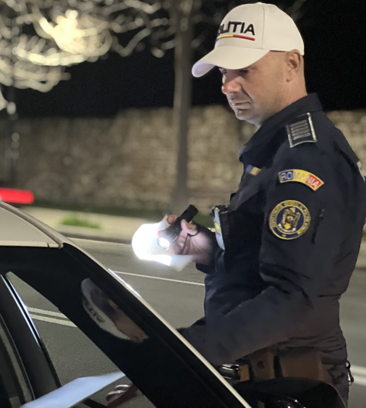 Foto/Video În cursul nopții trecute, polițiștii dâmbovițeni au fost prezenți pe principalele drumuri din județ, precum și în zonele de interes, pentru creșterea gradului de siguranță