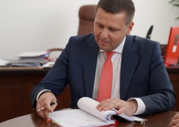 Au fost semnate contractele de execuție pentru modernizarea celor aproape 60 de km de drumuri din județ