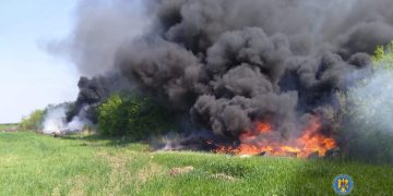 Incendiu de gunoi menajer și cauciucuri în comuna Conțești, sat Bălteni.