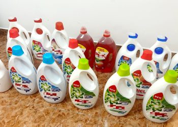 Peste 100 de litri de detergent confiscat de jandarmi într-o piață din Târgoviște