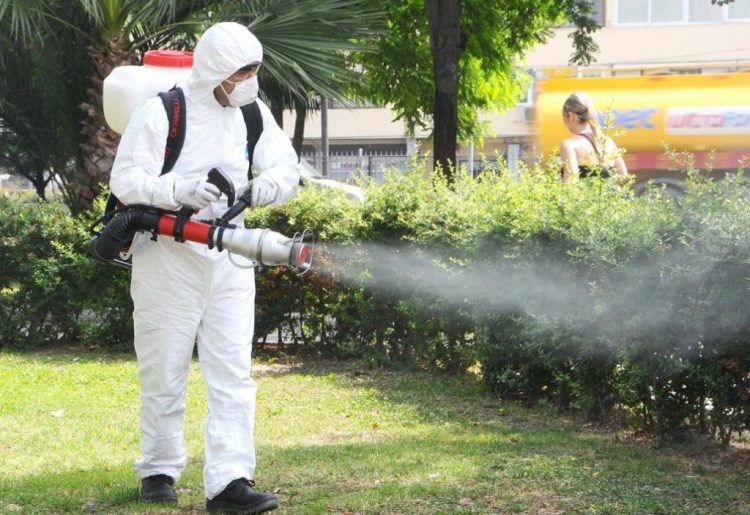 Operațiune de dezinsecție la sol pentru combaterea insectelor zburătoare și târâtoare în diferite stadii de dezvoltare