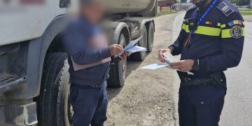 Polițiștii dâmbovițeni au intervenit la 37 de evenimente, au aplicat 270 de sancțiuni contravenționale, au retras 10 certificate de înmatriculare și au reținut 15 permise de conducere