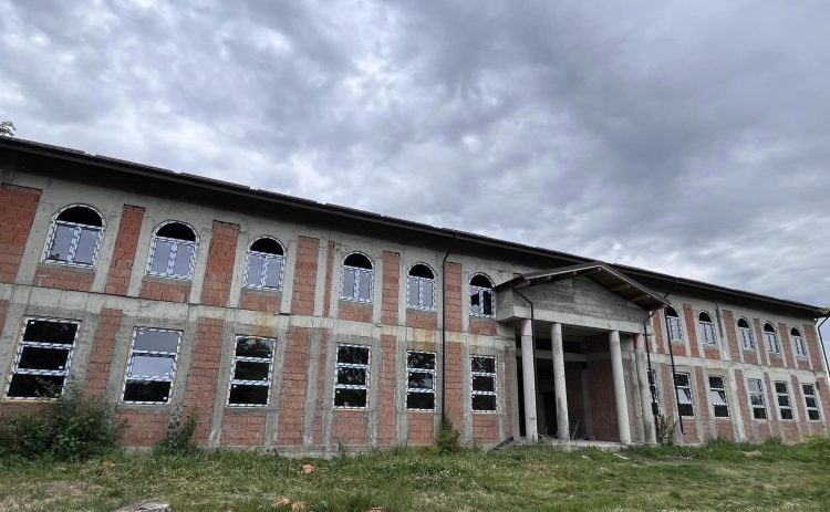 Se lucrează intens la Școala din Comuna Sălcioara!