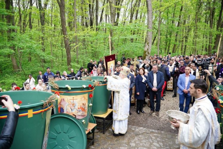 VINERI, 10 MAI, VA FI SĂRBĂTORIT HRAMUL MĂNĂSTIRII NUCET