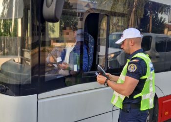 Șoferul unui autovehicul destinat transportului școlar, surprins de polițiști sub influența alcoolului