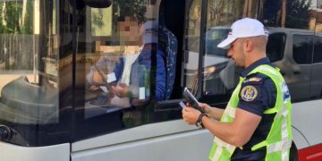 Șoferul unui autovehicul destinat transportului școlar, surprins de polițiști sub influența alcoolului