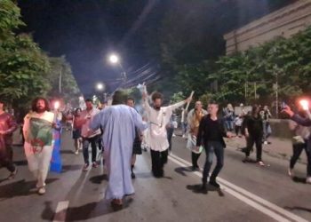 Parada Babel și debut inedit cu spectacole de dans vertical