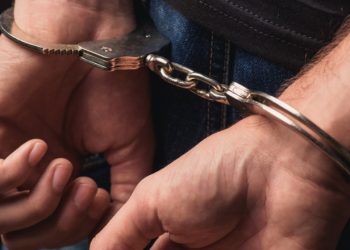 Doi bărbați, în vârstă de 36 și 27 de ani, au fost reținuți pe bază de ordonanță pentru 24 de ore fiind bănuți de lovire sau alte violențe, tulburarea ordinii și liniștii publice și distrugere.