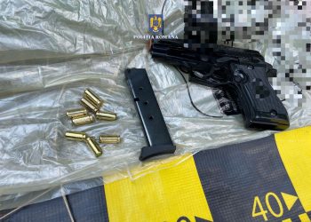 VIDEO- Bărbat din Pucioasa, Prins în Flagrant în Timp ce Încerca să Vândă un Pistol Letal: Dosar Penal Deschis