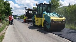 Aplicarea îmbrăcămintei asfaltice pe DJ710A, Sector Valea Lungă!