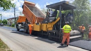 Aplicarea îmbrăcămintei asfaltice pe DJ710A, Sector Valea Lungă!