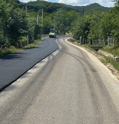 Aplicarea îmbrăcămintei asfaltice pe DJ710A, Sector Valea Lungă!