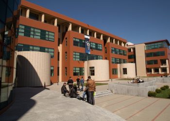 Devino un bun comunicator! Înscrie-te la Facultatea de Științe Politice, Litere și Comunicare, Universitatea Valahia Târgoviște