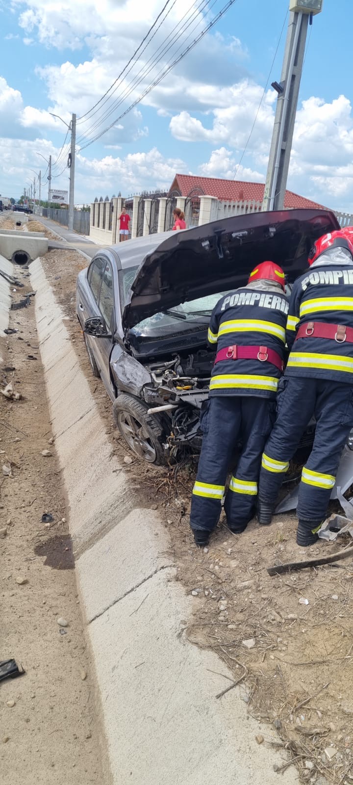Accident Rutier în Comișani: Intervenție Rapidă a Pompierilor și Echipajelor Medicale
