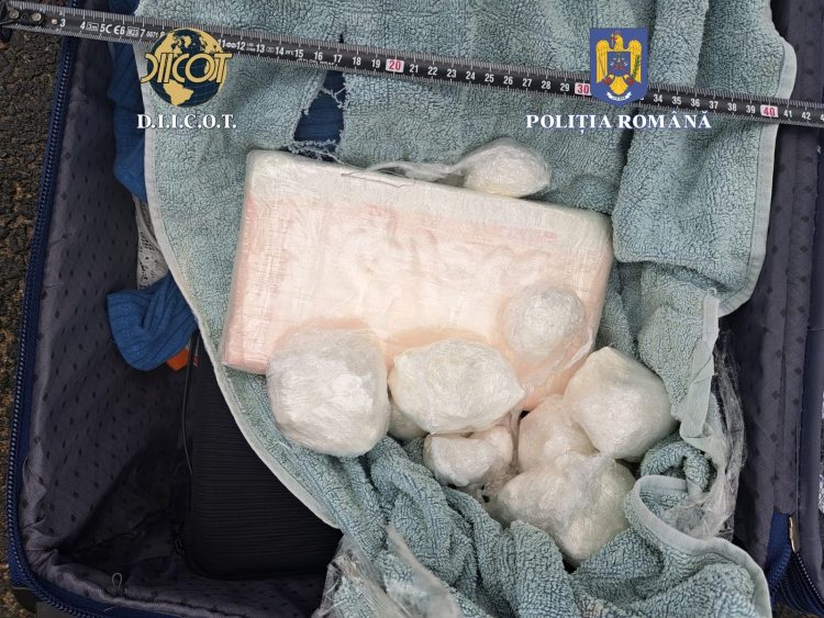 FOTO/VIDEO 14 PERCHEZIȚII ÎNTR-UN DOSAR DE CONSTITUIREA UNUI GRUP INFRACȚIONAL ȘI TRAFIC DE DROGURI DE RISC ȘI DE MARE RISC