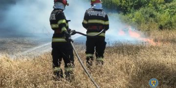 FOTO- Incendiu de Vegetație Uscată la Mătăsaru: Pompierii Intervin cu Trei Autospeciale pe o Suprafață de 20.000 mp!
