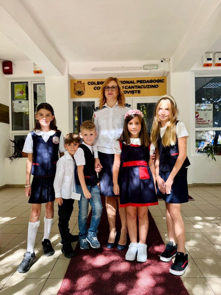 Video- Polițiștii dâmbovițeni, prezenți în prima zi de școală pentru siguranța elevilor și cadrelor didactice!