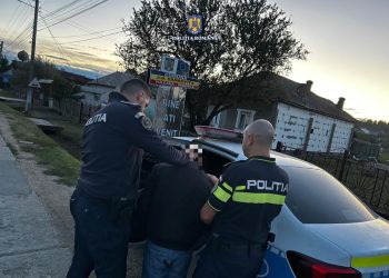 Video-Doi tineri de 18 ani, reținuți 24 de ore pentru furt calificat