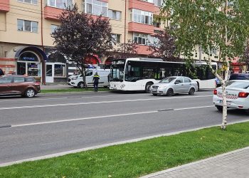 Accident Tragic în Târgoviște: O Femeie Decedată și Două Persoane Rănite în Urma Frânării Bruste a unui Autobuz