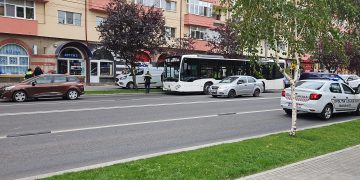 Accident Tragic în Târgoviște: O Femeie Decedată și Două Persoane Rănite în Urma Frânării Bruste a unui Autobuz