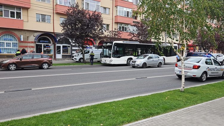 Accident Tragic în Târgoviște: O Femeie Decedată și Două Persoane Rănite în Urma Frânării Bruste a unui Autobuz