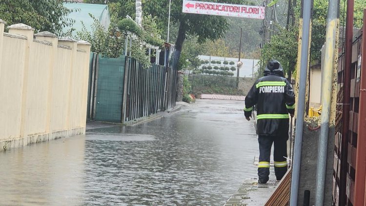 Foto/Video-Fenomene Meteorologice Severe în 16 Județe și București: Inundații, Evacuări și Intervenții de Urgență
