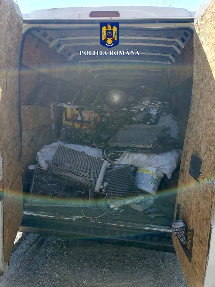 Video- Autoutilitară cu peste 2 tone de deșeuri neferoase, fără documente legale, confiscată de polițiștii din Dâmbovița!
