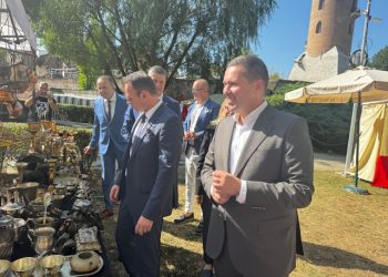 Târgul Meșterilor Populari: Tradiție de Zilele Cetății Târgoviște – Descoperiți Arta Meșteșugarilor și Obiectele Lor Unice