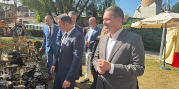 Târgul Meșterilor Populari: Tradiție de Zilele Cetății Târgoviște – Descoperiți Arta Meșteșugarilor și Obiectele Lor Unice