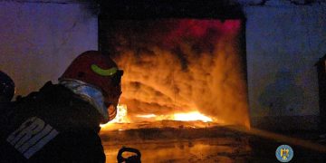 Incendiu de proporții la o hală din Butimanu: Intervenție de urgență a pompierilor din mai multe detașamente