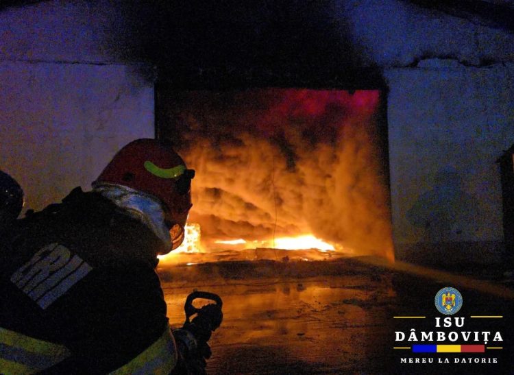 Incendiu de proporții la o hală din Butimanu: Intervenție de urgență a pompierilor din mai multe detașamente