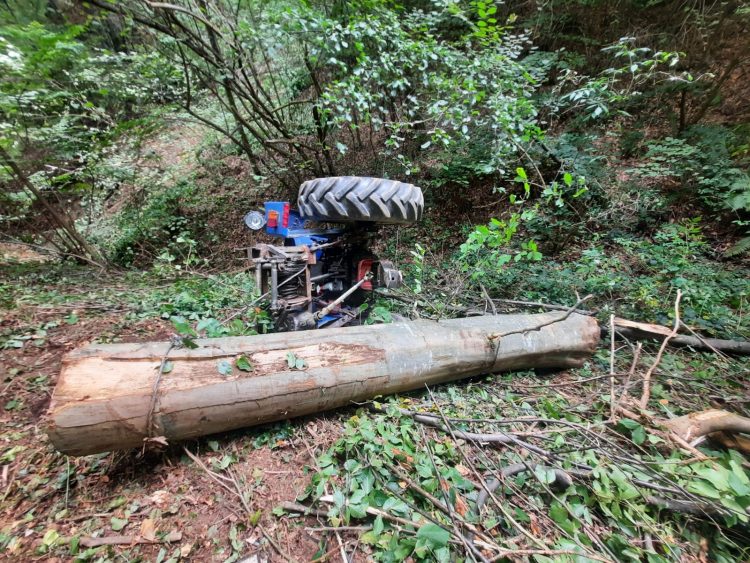 Tragedie la Voinești: Bărbat de 51 de ani și-a pierdut viața după ce tractorul s-a răsturnat