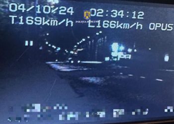 Șofer fără permis, prins conducând cu 169 km/h și sub influența alcoolului, arestat preventiv pentru 30 de zile