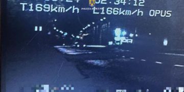 Șofer fără permis, prins conducând cu 169 km/h și sub influența alcoolului, arestat preventiv pentru 30 de zile