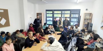 „Ora de civilizație” cu jandarmii dâmbovițeni la Școala Gimnazială Specială Târgoviște!