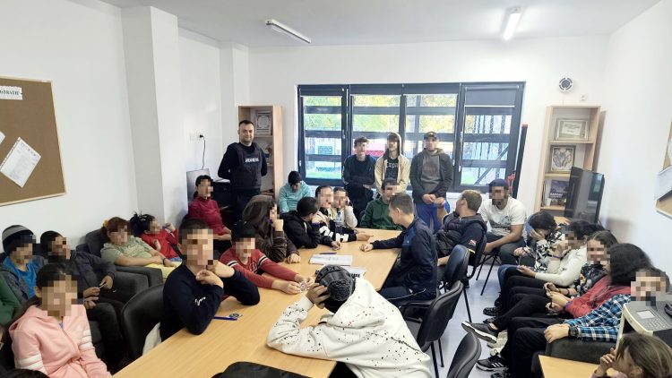 „Ora de civilizație” cu jandarmii dâmbovițeni la Școala Gimnazială Specială Târgoviște!
