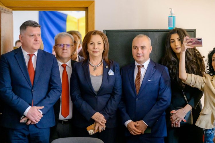 Carmen Holban: Candidatură pentru Camera Deputaților cu Sprijinul a Peste 123.000 de Dâmbovițeni