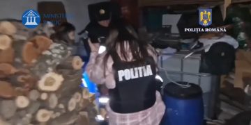 VIDEO – PERCHEZIȚII DOMICILIARE LA PERSOANE BĂNUITE CĂ AR FI COMERCIALIZAT ALCOOL ÎN AFARA ANTREPOZITULUI FISCAL