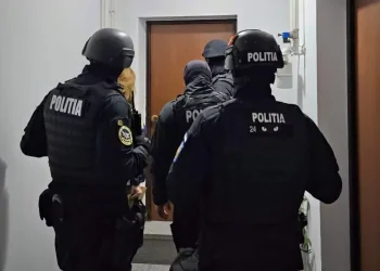 VIDEO-PESTE 300 DE PERCHEZIȚII DOMICILIARE LA PERSOANE CERCETATE PENTRU NERESPECTAREA REGIMULUI ARMELOR ȘI AL MUNIȚIILOR