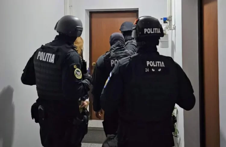 VIDEO-PESTE 300 DE PERCHEZIȚII DOMICILIARE LA PERSOANE CERCETATE PENTRU NERESPECTAREA REGIMULUI ARMELOR ȘI AL MUNIȚIILOR