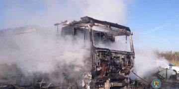 Incendiu devastator în Odobești: camion și anexă gospodărească distruse, o femeie a fost transportată la spital
