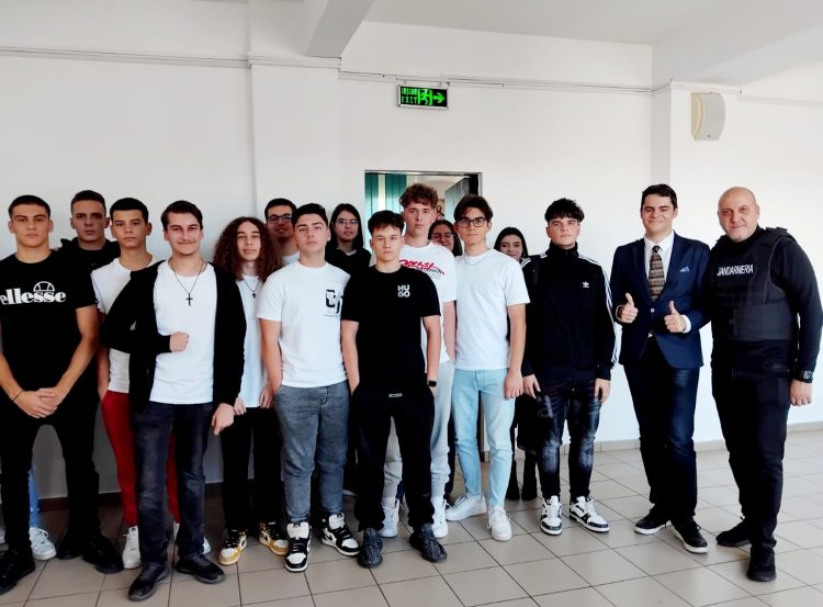 Activități preventiv-educative alături de jandarmii dâmboviţeni
